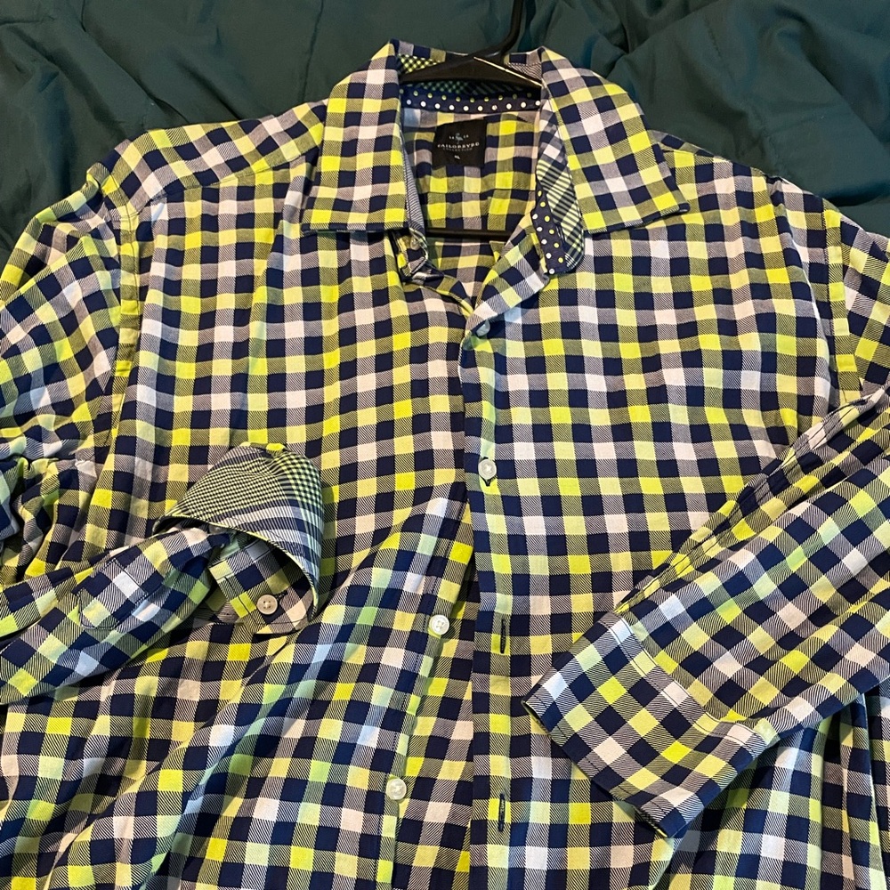 Tailor Byrd Collection bottom down dress shirt. Adult XL